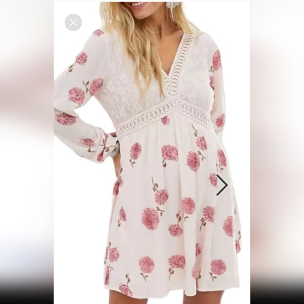 Women's Altar'd State, Light pink, Flower, V Neck. Dress w/tie Back, SIZE SMALL.